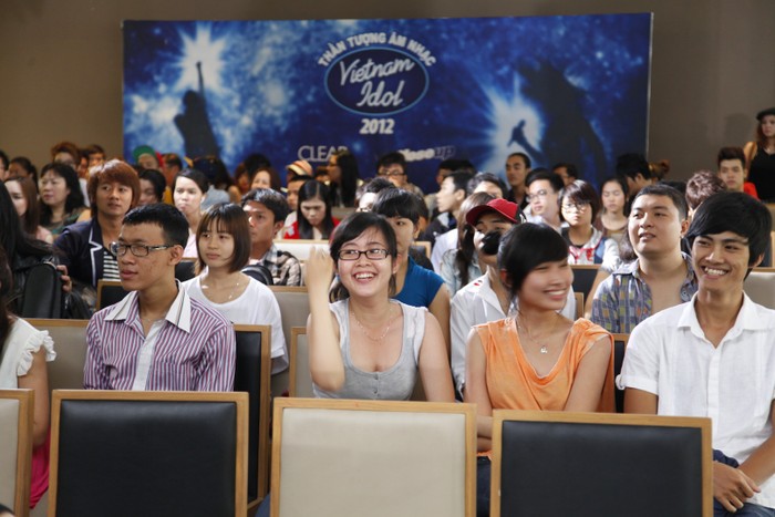 Các thí sinh hào hứng với sự có mặt của Văn Mai Hương.